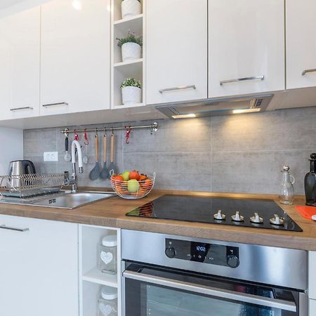 1 Bedroom Amazing Apartment In Peroj Exterior foto