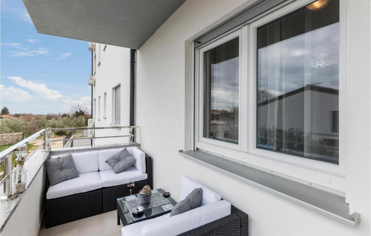1 Bedroom Amazing Apartment In Peroj Exterior foto