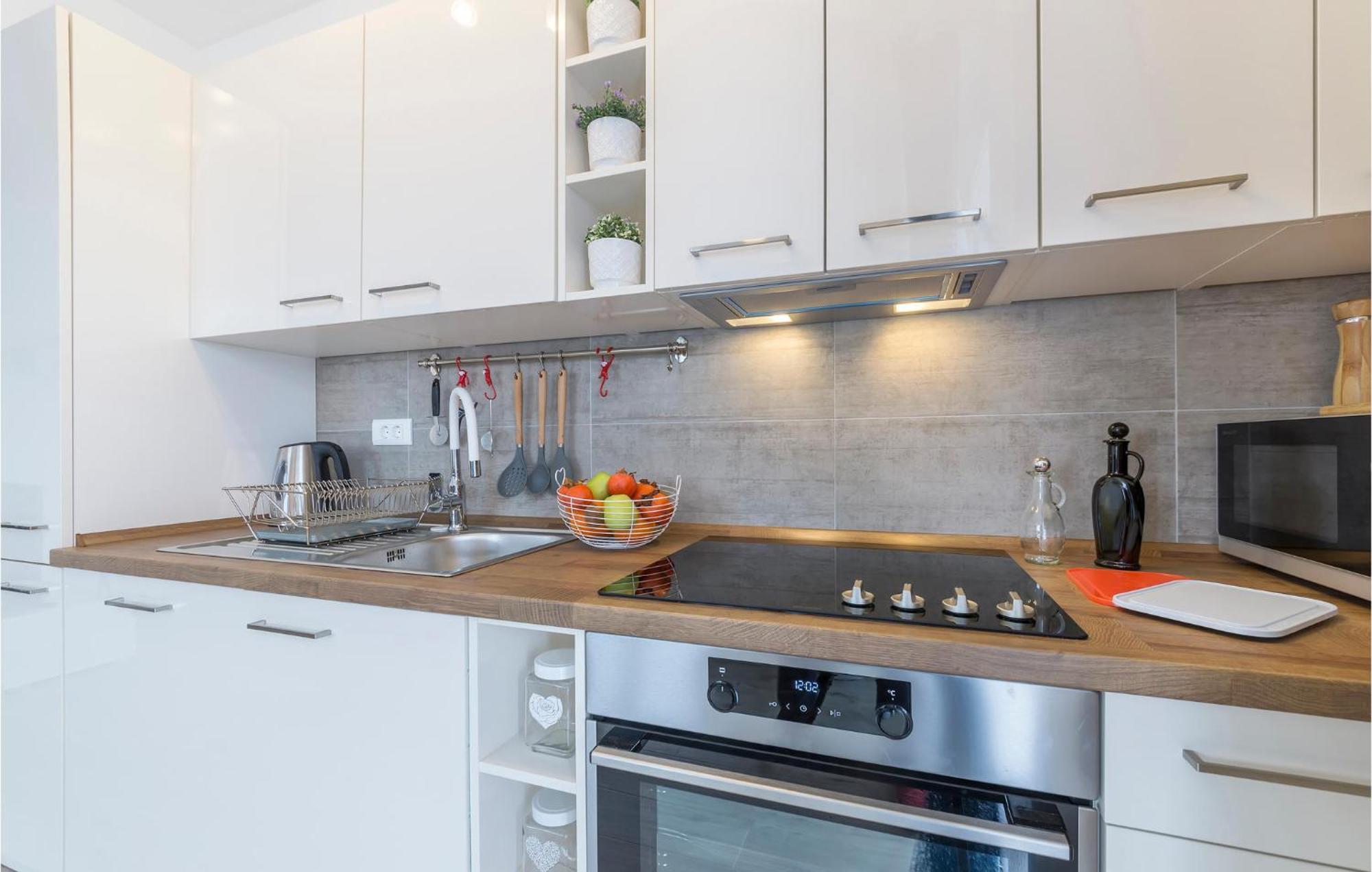 1 Bedroom Amazing Apartment In Peroj Exterior foto