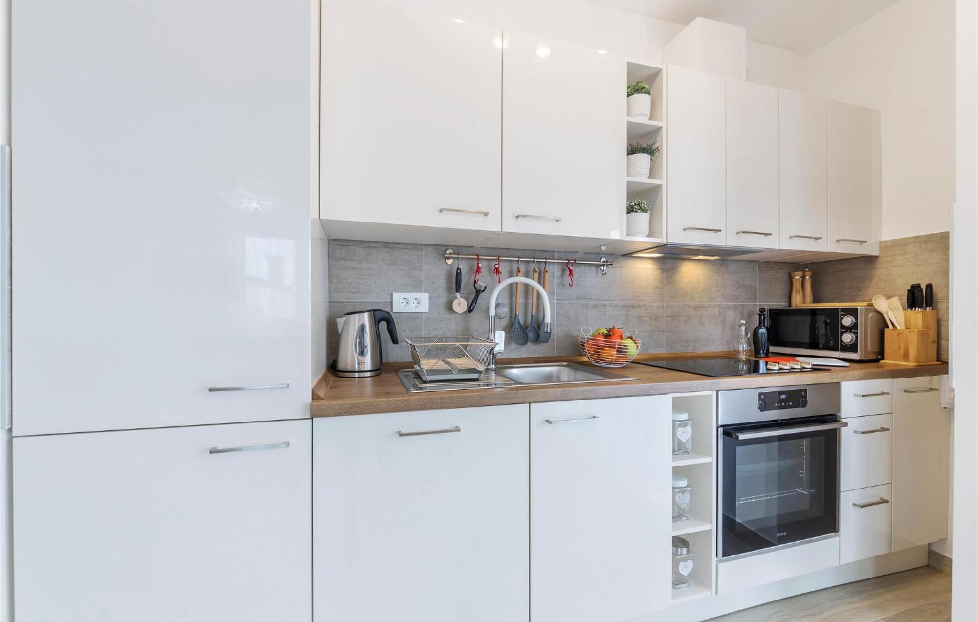 1 Bedroom Amazing Apartment In Peroj Exterior foto