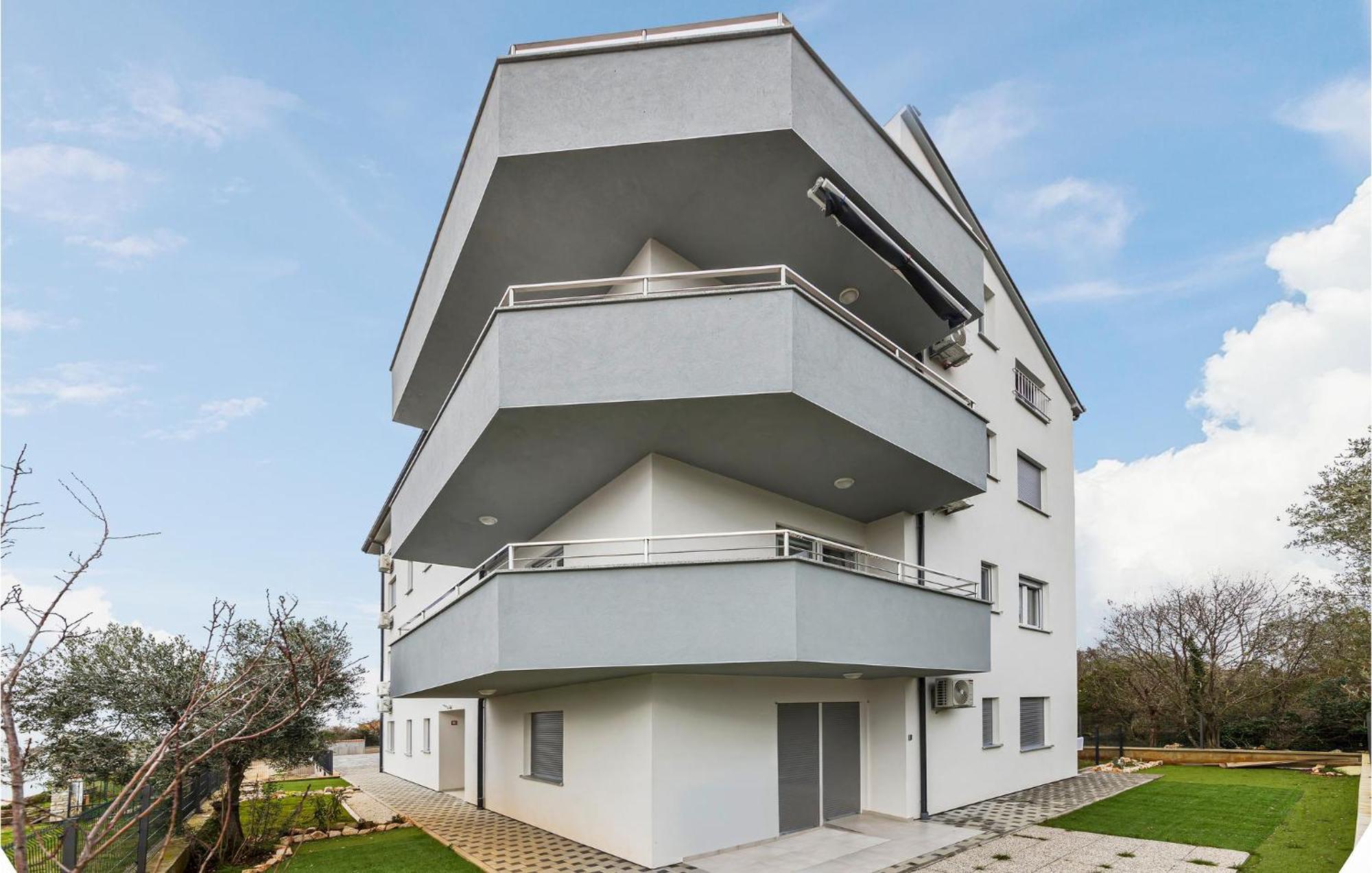 1 Bedroom Amazing Apartment In Peroj Exterior foto