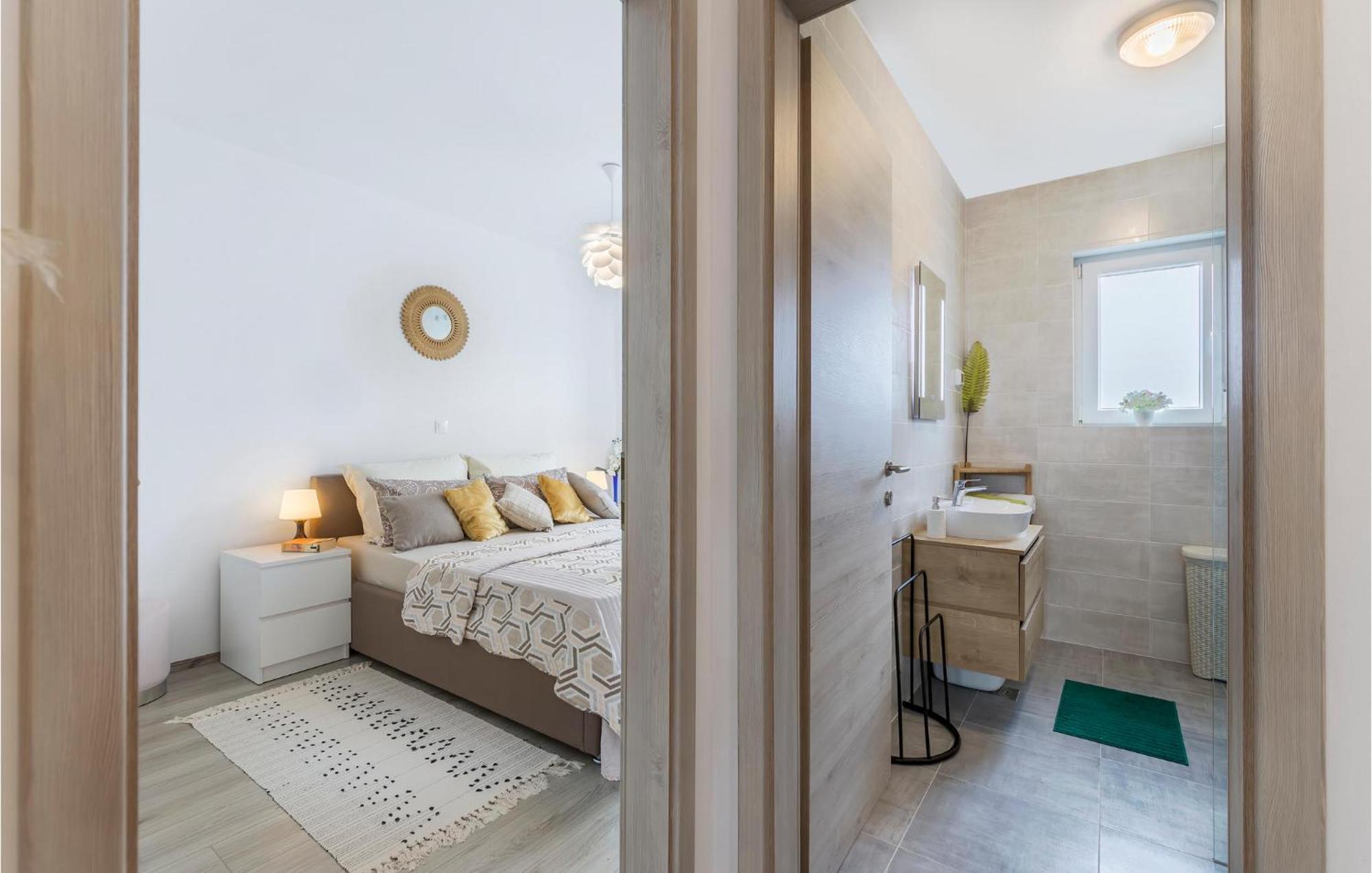1 Bedroom Amazing Apartment In Peroj Exterior foto