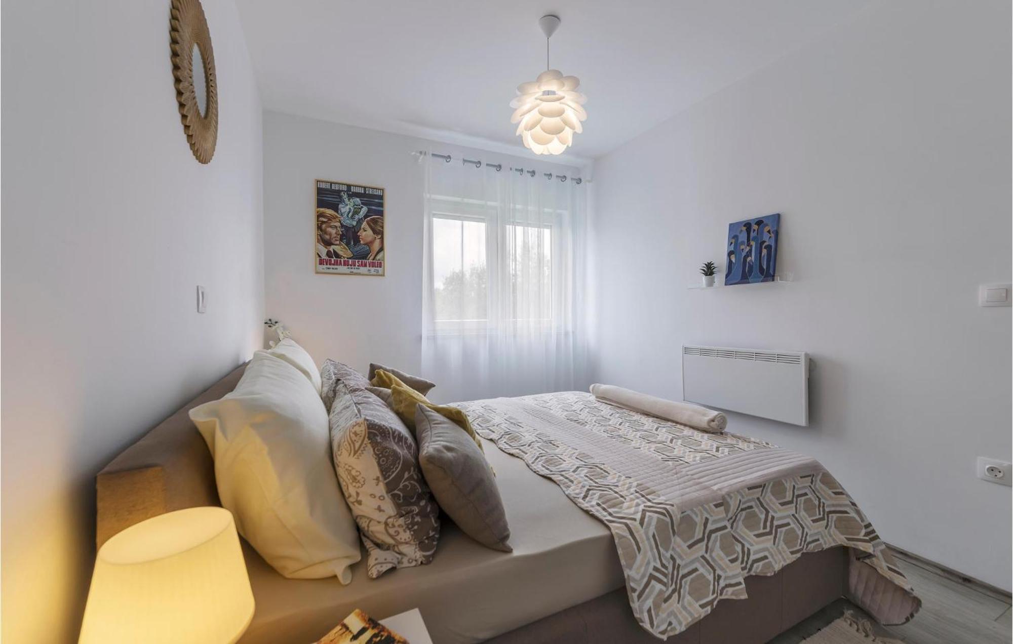 1 Bedroom Amazing Apartment In Peroj Exterior foto