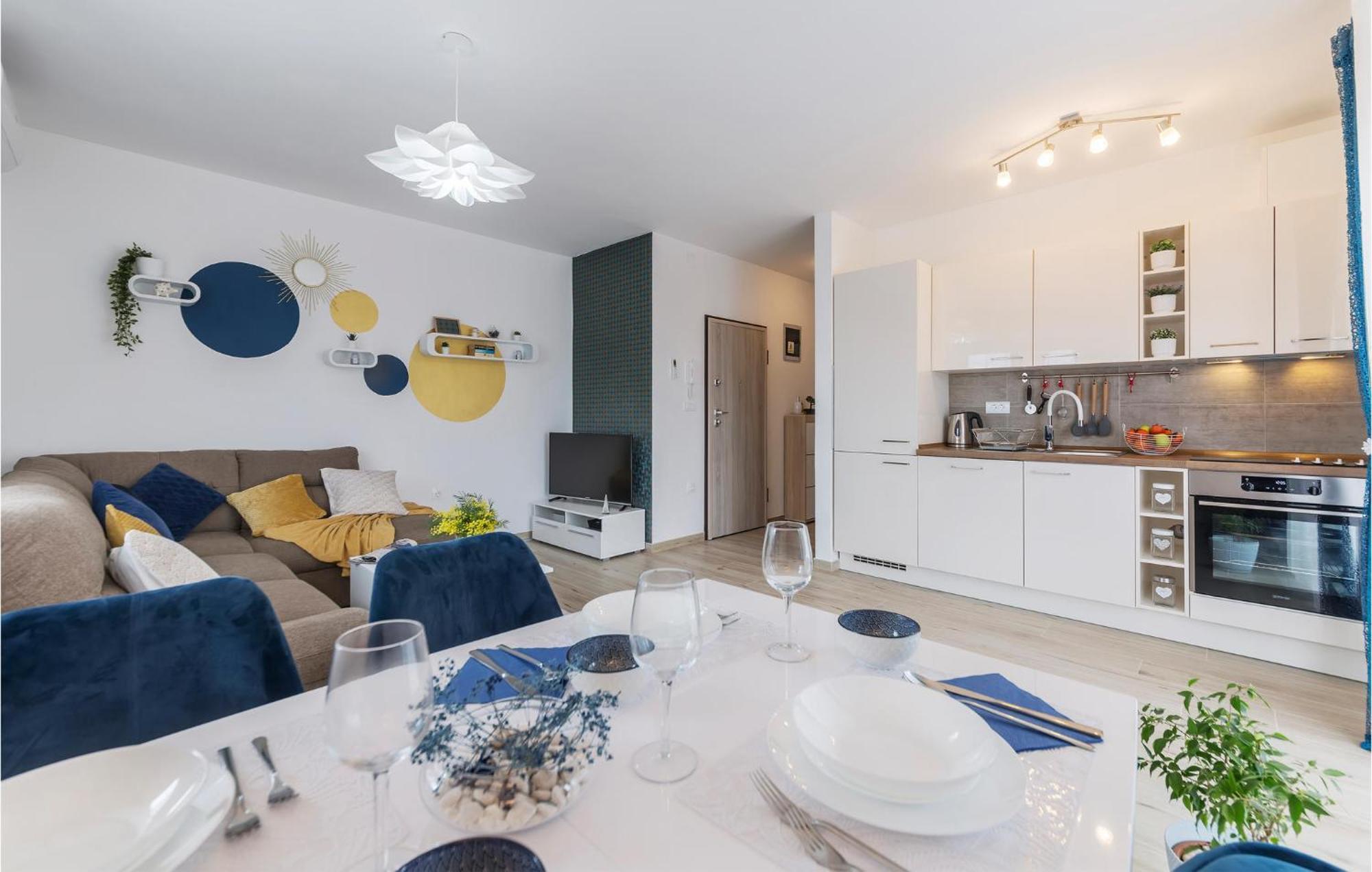 1 Bedroom Amazing Apartment In Peroj Exterior foto