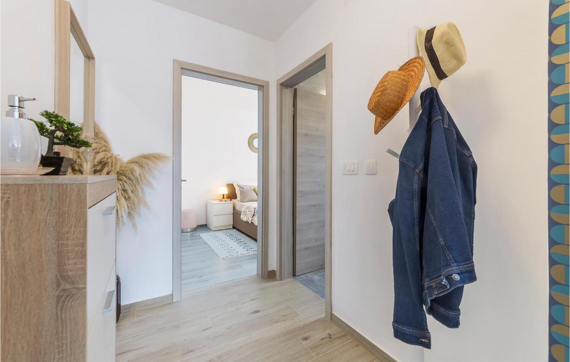 1 Bedroom Amazing Apartment In Peroj Exterior foto