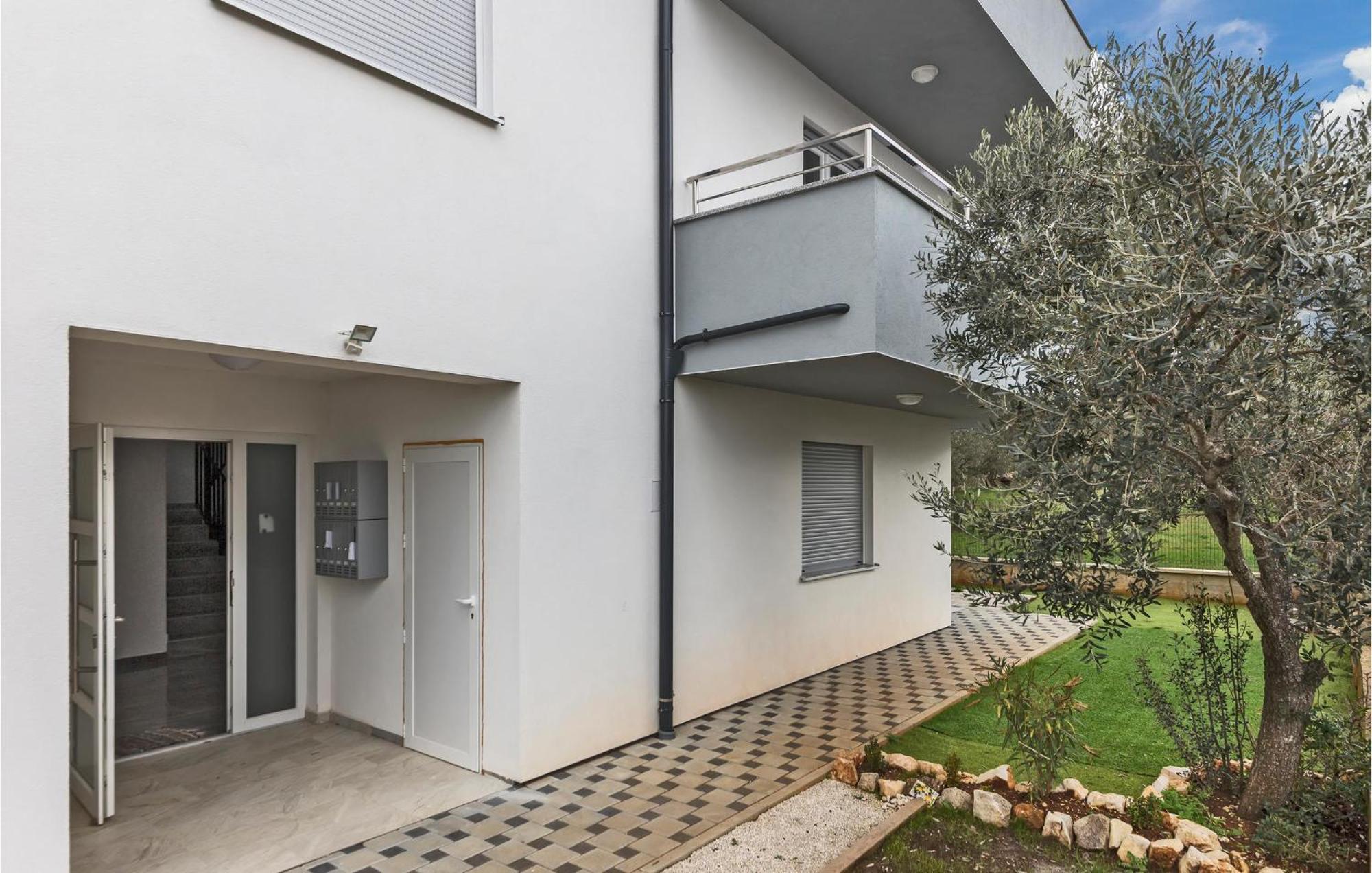 1 Bedroom Amazing Apartment In Peroj Exterior foto
