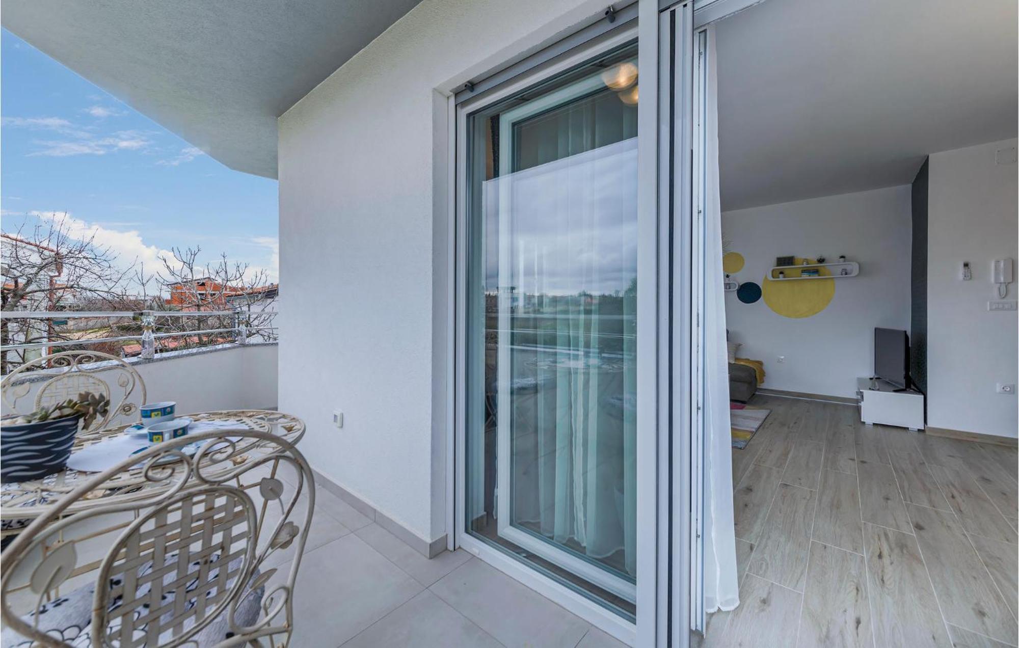 1 Bedroom Amazing Apartment In Peroj Exterior foto
